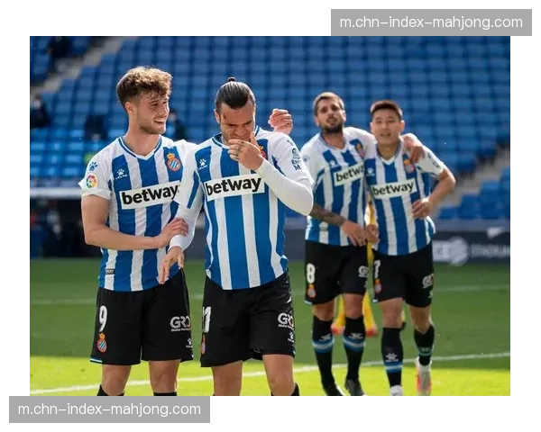 西班牙强化前场逼抢制造定位球,加维演练战术犯规位置选择 西班牙强化前场逼抢制造定位球,加维演练战术犯规位置选择